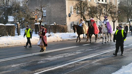 Mędrcy i orszak w drodze za gwiazdą