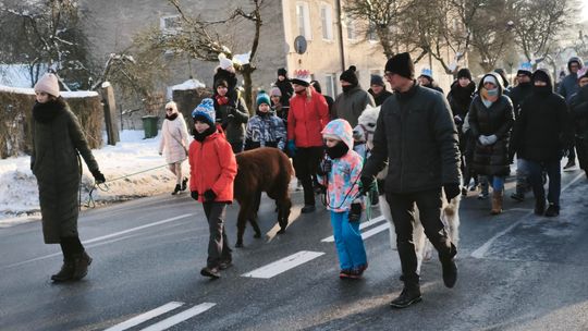 Mędrcy i orszak w drodze za gwiazdą