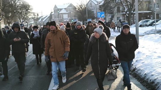 Mędrcy i orszak w drodze za gwiazdą