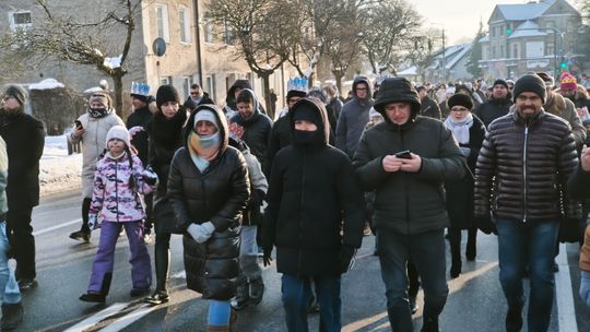 Mędrcy i orszak w drodze za gwiazdą