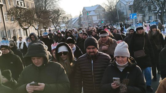 Mędrcy i orszak w drodze za gwiazdą