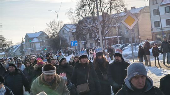Mędrcy i orszak w drodze za gwiazdą