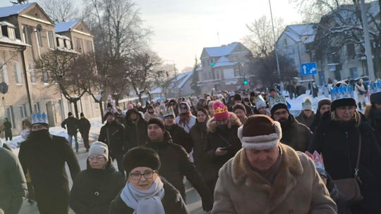 Mędrcy i orszak w drodze za gwiazdą