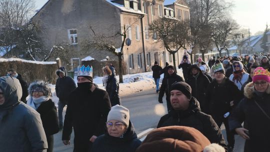 Mędrcy i orszak w drodze za gwiazdą