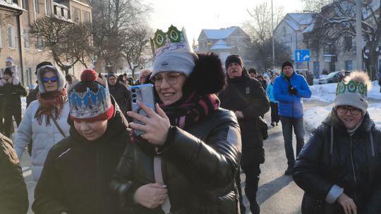 Mędrcy i orszak w drodze za gwiazdą