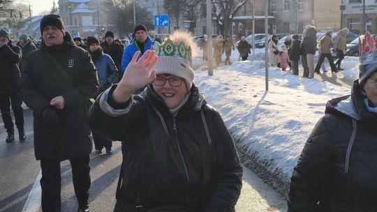Mędrcy i orszak w drodze za gwiazdą