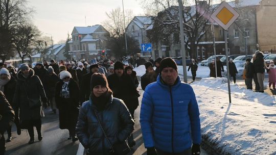 Mędrcy i orszak w drodze za gwiazdą