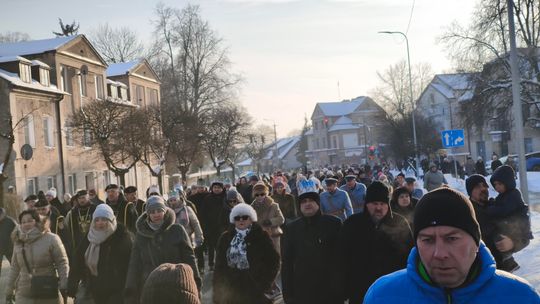 Mędrcy i orszak w drodze za gwiazdą