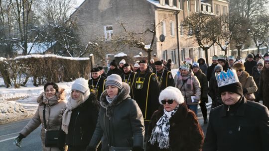 Mędrcy i orszak w drodze za gwiazdą