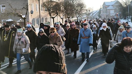Mędrcy i orszak w drodze za gwiazdą