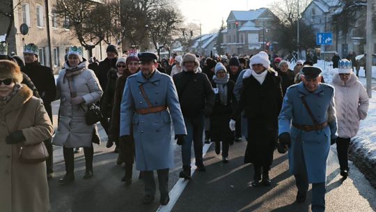 Mędrcy i orszak w drodze za gwiazdą