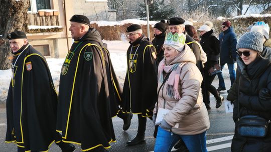 Mędrcy i orszak w drodze za gwiazdą