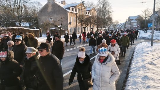 Mędrcy i orszak w drodze za gwiazdą