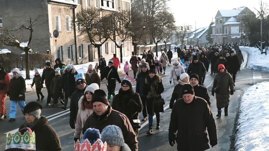 Mędrcy i orszak w drodze za gwiazdą