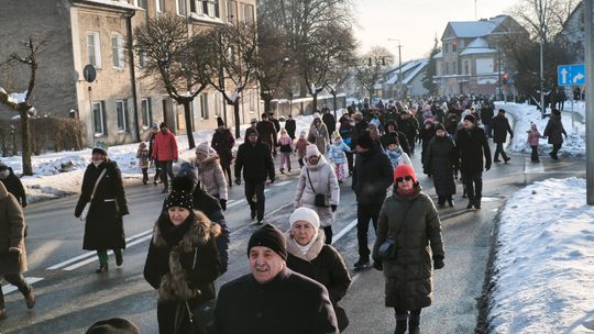 Mędrcy i orszak w drodze za gwiazdą