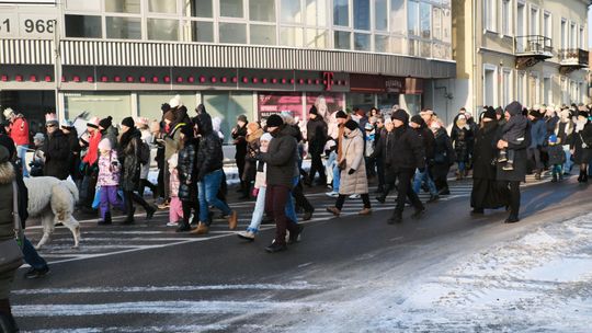 Mędrcy i orszak w drodze za gwiazdą