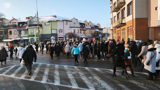 Mędrcy i orszak w drodze za gwiazdą