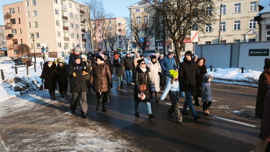 Mędrcy i orszak w drodze za gwiazdą