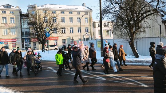 Mędrcy i orszak w drodze za gwiazdą