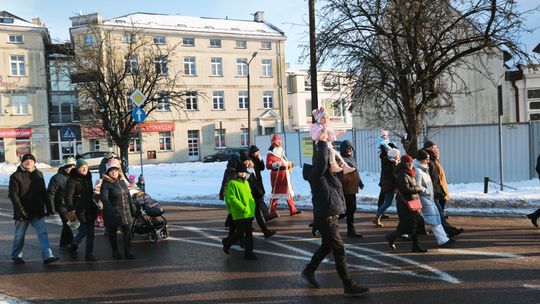Mędrcy i orszak w drodze za gwiazdą
