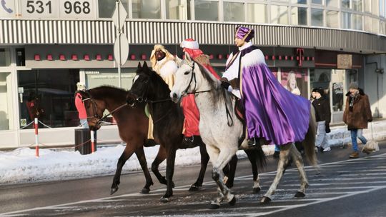 Mędrcy i orszak w drodze za gwiazdą