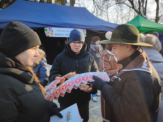 Mędrcy i orszak w drodze za gwiazdą