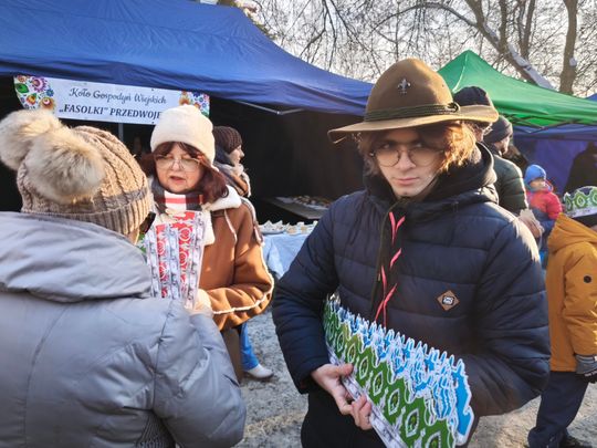 Mędrcy i orszak w drodze za gwiazdą