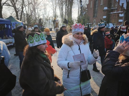 Mędrcy i orszak w drodze za gwiazdą