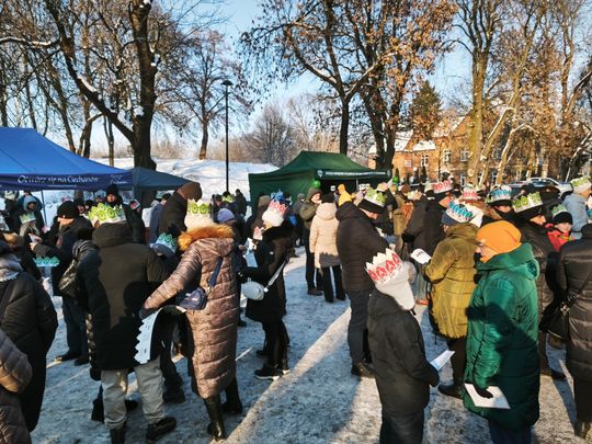 Mędrcy i orszak w drodze za gwiazdą