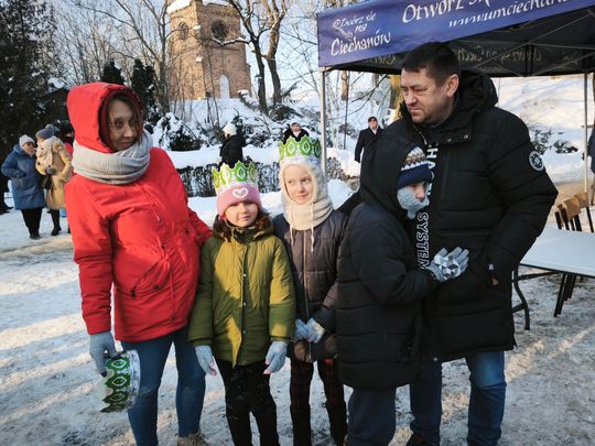 Mędrcy i orszak w drodze za gwiazdą