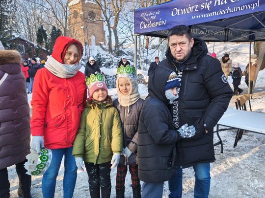 Mędrcy i orszak w drodze za gwiazdą