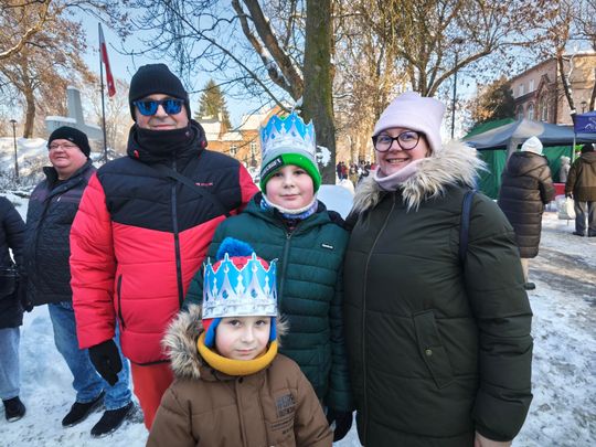 Mędrcy i orszak w drodze za gwiazdą