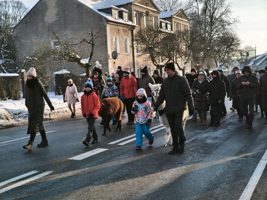 Mędrcy i orszak w drodze za gwiazdą