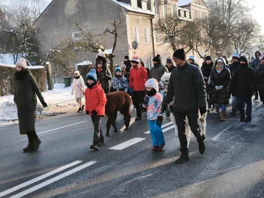 Mędrcy i orszak w drodze za gwiazdą