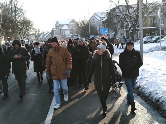Mędrcy i orszak w drodze za gwiazdą
