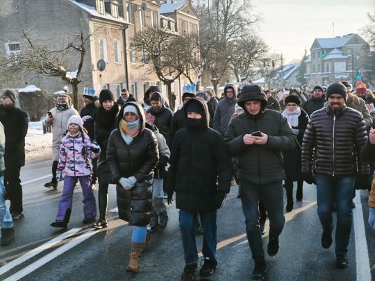 Mędrcy i orszak w drodze za gwiazdą