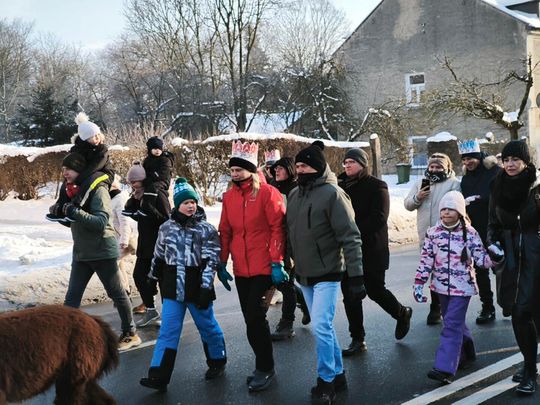 Mędrcy i orszak w drodze za gwiazdą