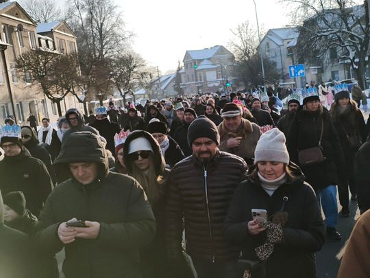 Mędrcy i orszak w drodze za gwiazdą