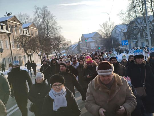Mędrcy i orszak w drodze za gwiazdą