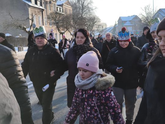 Mędrcy i orszak w drodze za gwiazdą