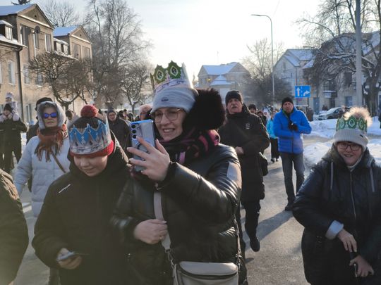 Mędrcy i orszak w drodze za gwiazdą