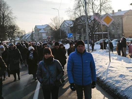 Mędrcy i orszak w drodze za gwiazdą