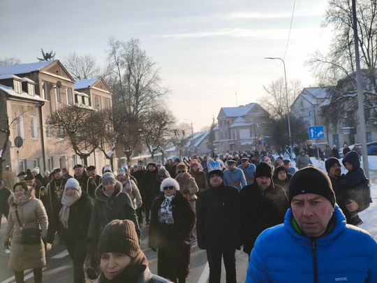Mędrcy i orszak w drodze za gwiazdą
