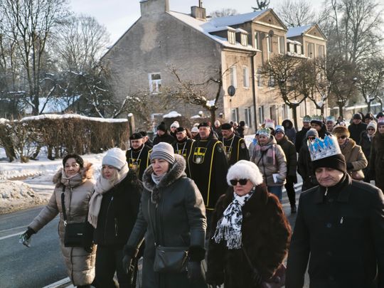 Mędrcy i orszak w drodze za gwiazdą