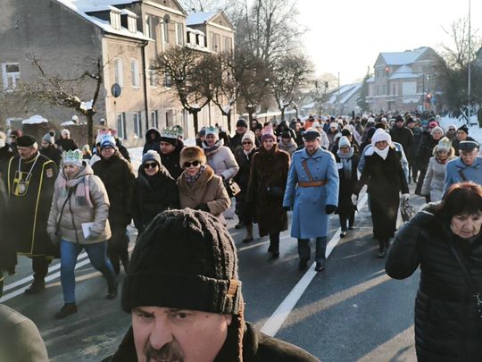 Mędrcy i orszak w drodze za gwiazdą