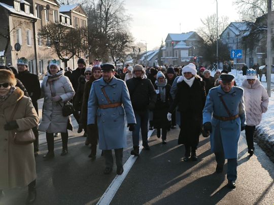 Mędrcy i orszak w drodze za gwiazdą