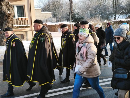 Mędrcy i orszak w drodze za gwiazdą
