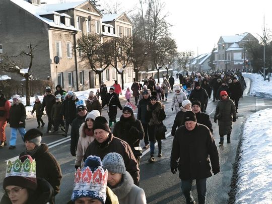 Mędrcy i orszak w drodze za gwiazdą