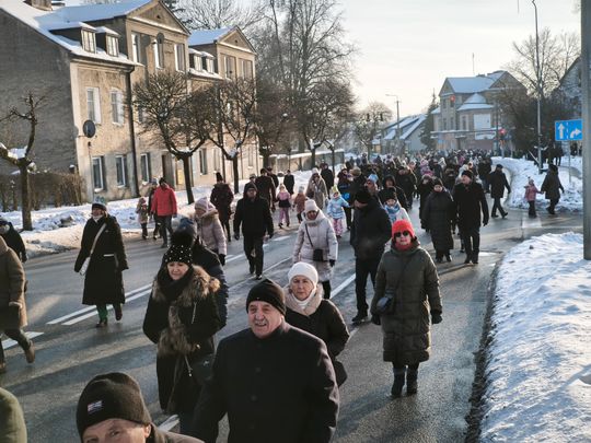 Mędrcy i orszak w drodze za gwiazdą