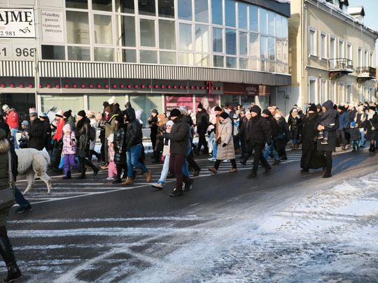 Mędrcy i orszak w drodze za gwiazdą